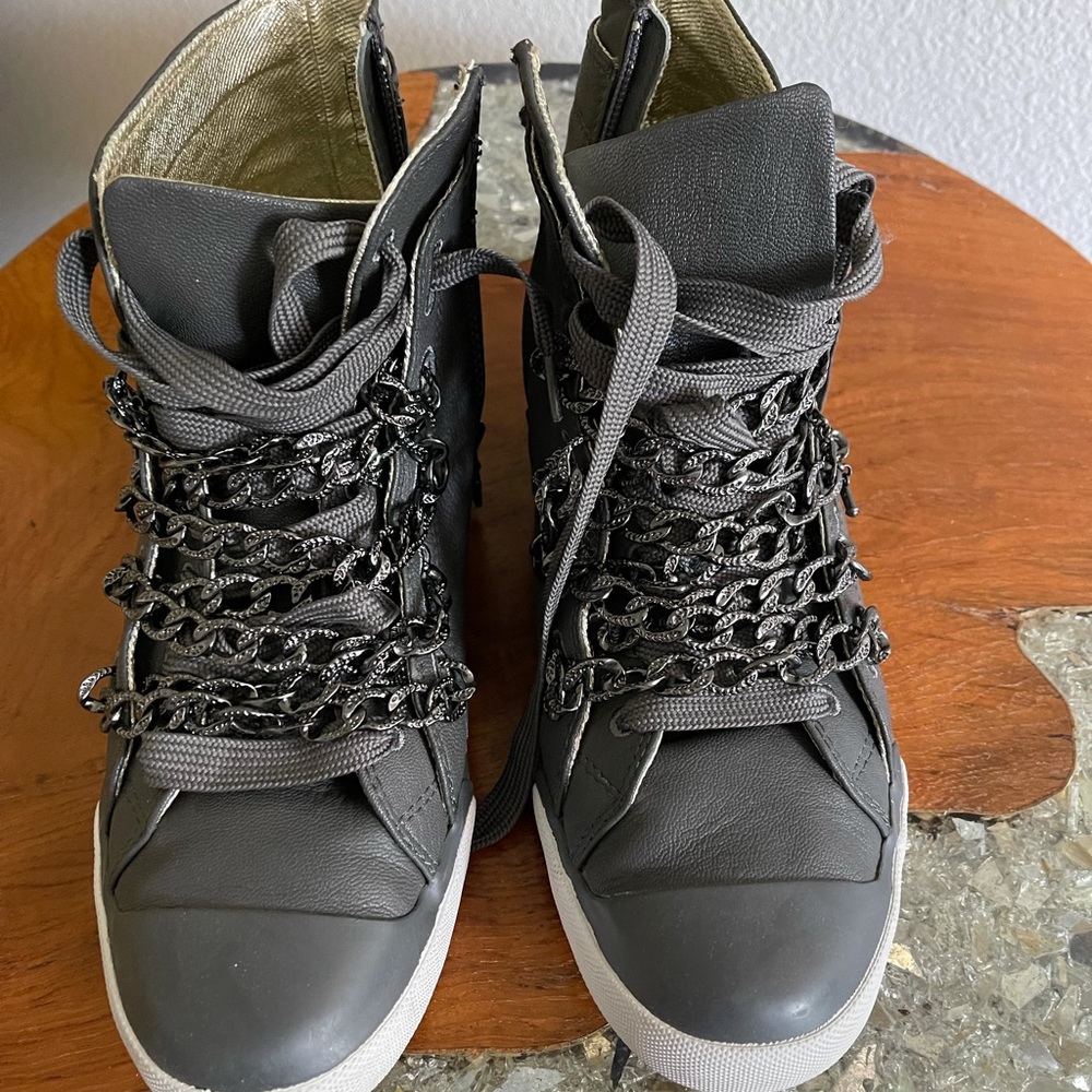 UES fashion sneakers